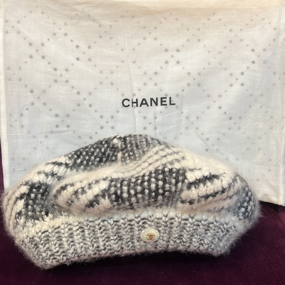 CHANEL RARE CASHMERE & SILK BERET BLACKWHITE DOUBLE GOLD CC’s ON MOTHER OF PERAL